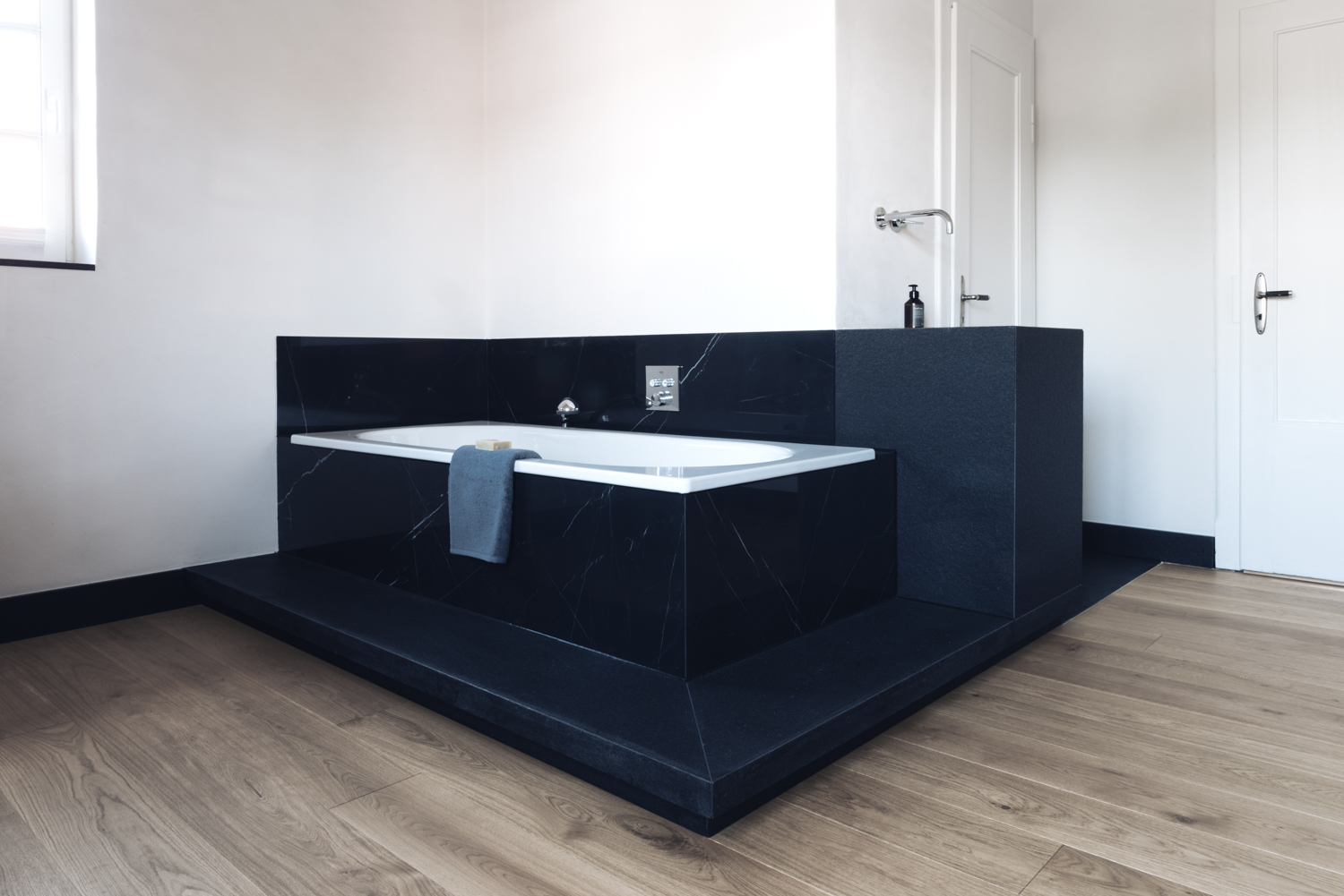 Design Badewanne auf Sockel