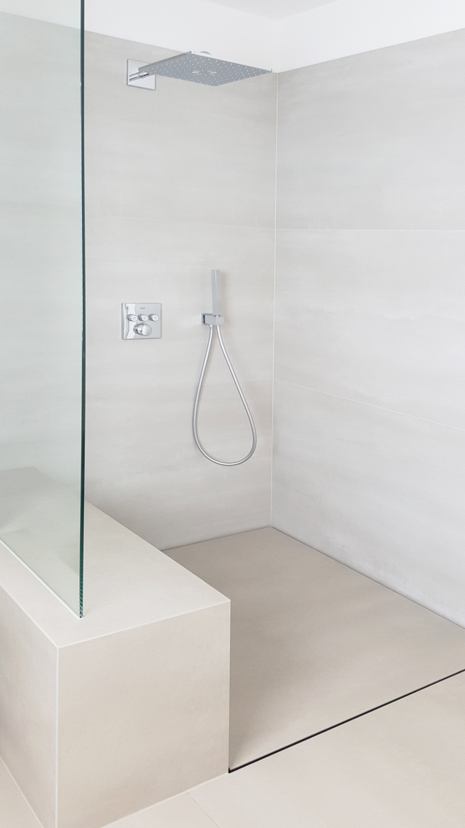 Kleines Bad im warmen Grau - baqua