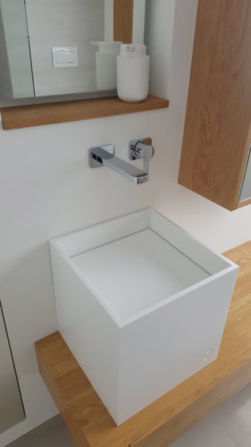 Kleines Bad im warmen Grau - baqua