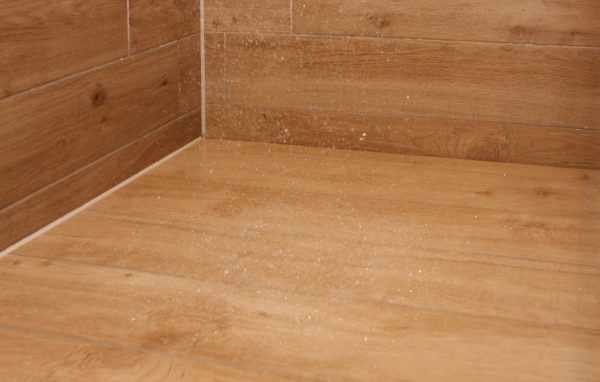 Bestellen Sie Ihre individuelle Duschrinne
Der neue Clou aus dem Hause Klein. Lediglich eine
schmale Fuge an der Wand lsst Ihr Duschwasser
abflie§en. Minimalistisches Design, das jeden Betrachter
verblffen lsst. Dieser Ablauf wird individuell auf Ihre
Duschsituation zugeschnitten, von der Lnge der Rinne
bis zur Position des Ablaufs. Dieses Duschrinnensystem
erlaubt dem Geflleboden die Bekleidung mit einer ganzen
Natursteinplatte oder einer ganzen gro§formatigen Fliese
mit nur einem Zuschnitt. Keine oder wenige Fugen bedeuten nicht nur eine erhhte Pflegeleichtkeit, sondern verleihen Ihrem Duschboden eine besondere sthetik. Das exakt auf
Ma§ angelegte Rinnensystem kann auch problemlos in den Duscheingangsbereich gesetzt werden, dadurch kann zustzliche Aufbauhhe gewonnen werden.
Genie§en Sie viele weitere Vorteile gegenber eines handelsblichen Rinnensystems. Genie§en Sie Klein Design.